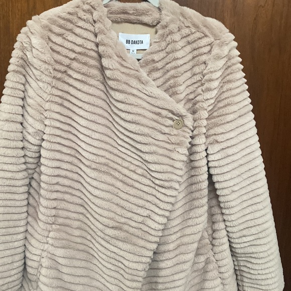NWT BB Dakota Faux Fur Beige Jacket. - Picture 4 of 7
